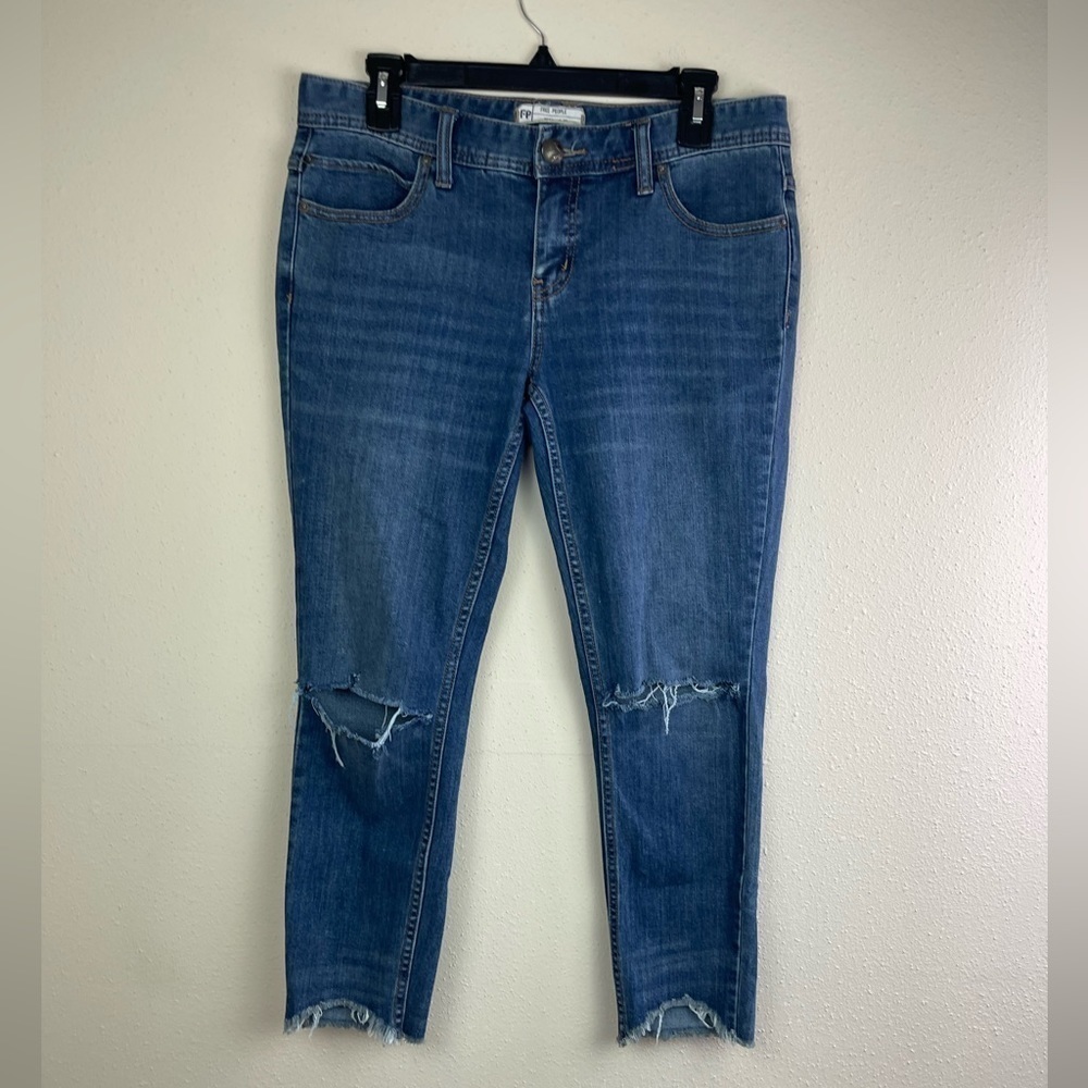 Free People Mid-Rise Straight Leg Distressed Jeans Size 29‎ (A3-12)
